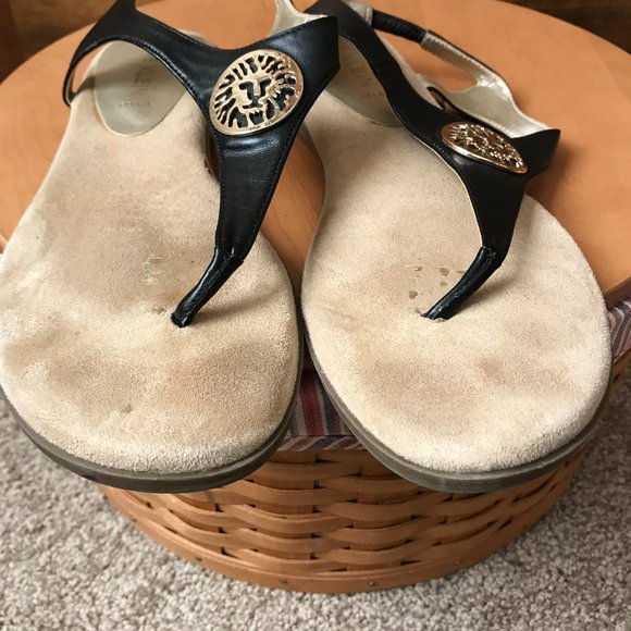 Anne Klein Black Flat Thong Sandals w/Goldtone Lion Logo Badge Size 9M - Picture 4 of 10